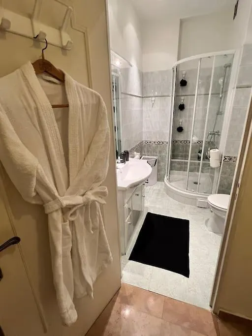 Apartment Rez-De-Jardin Sur La Promenade Des Anglais Nice